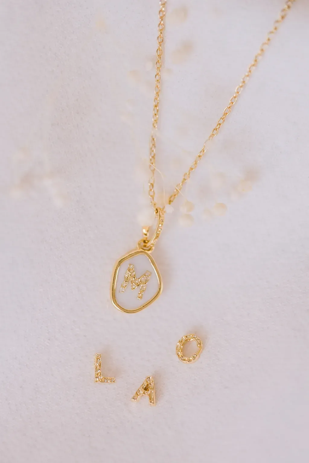 Moedermelk ketting 'Memento' met initiaal | Moedermelkjuweel met letter en organische hanger | gftd. jewelry