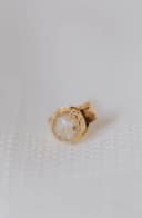 Productfoto asjuweel oorknopje Round Stud in geelgoud verguld met gepersonaliseerde harskleur — gftd. jewelry