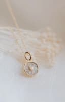Detailfoto hartjeshanger met harsteen waarin as verwerkt is — gftd. jewelry