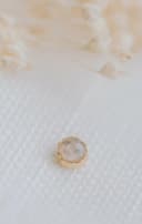 Detailfoto asjuweel oorbellen Round Stud met harskleur — koesterjuweel als oorknopje gftd. jewelry