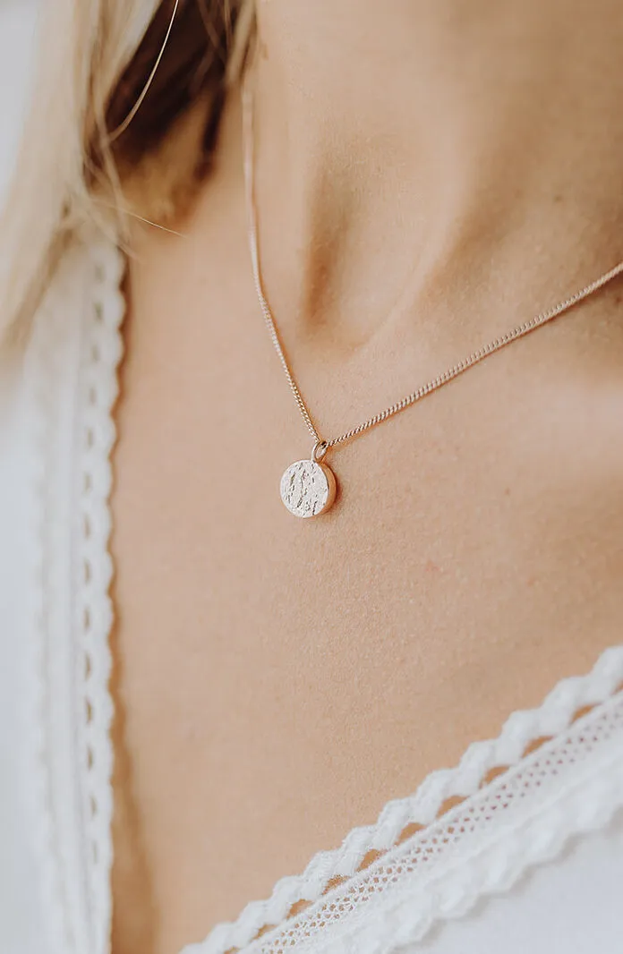 Asjuweel 'Moon' | Ashanger met ruwe afwerking in zilver of goud | gftd. jewelry