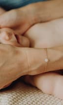 Moedermelkjuweel armband cushion cut herinneringssteen gedragen aan pols gftd. jewelry