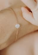 Moedermelkjuweel armband cushion herinneringssteen 6,5 mm gedragen aan de pols geelgoud verguld gftd. jewelry