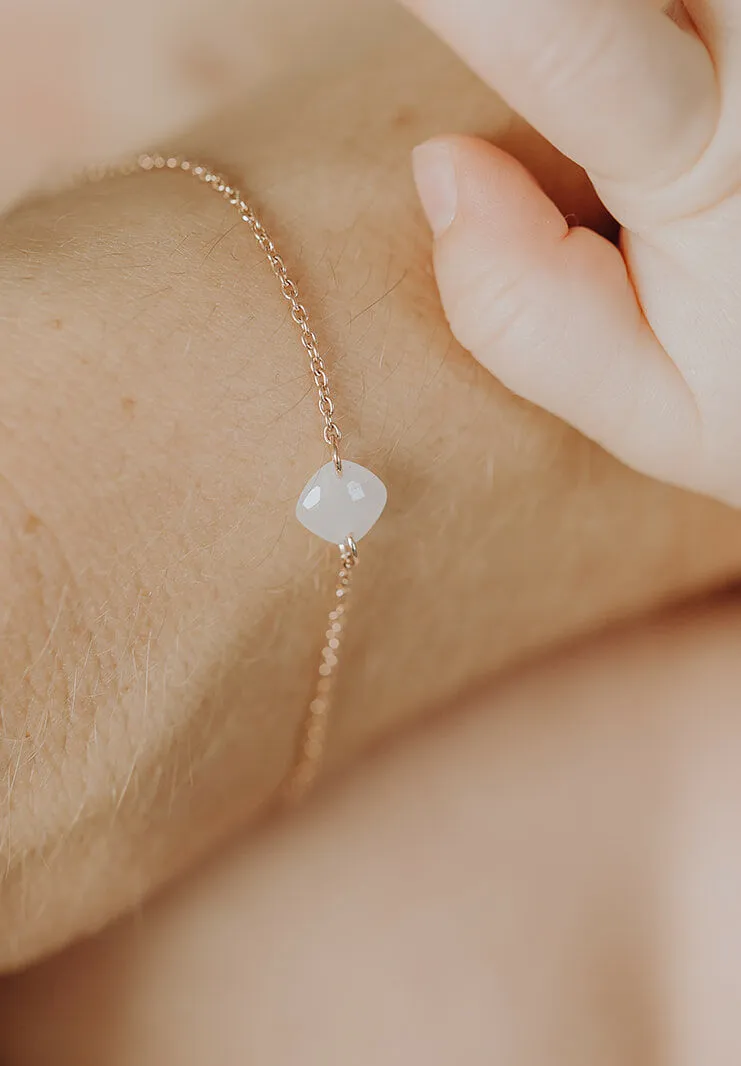 Moedermelk armband 'Cushion' | Moedermelkjuweel omgevormd tot geslepen herinneringssteen | gftd. jewelry