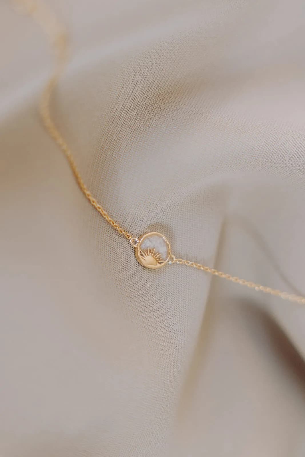 Asjuweel armband 'Rising Sun' | As verwerkt in zon hanger aan de pols | gftd. jewelry