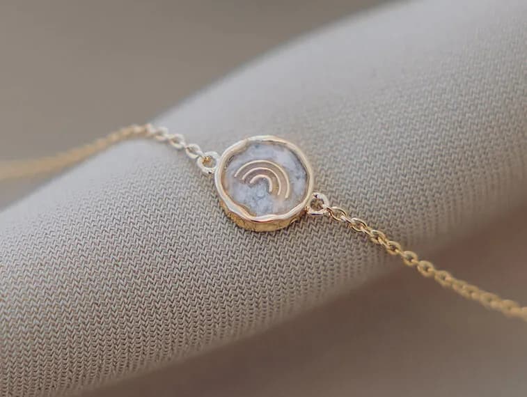 Asjuweel armband 'Rainbow' | As verwerkt in regenboog hanger aan de pols | gftd. jewelry