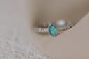 Detailfoto asring Memento met gepersonaliseerde harskleur groen/maand mei — gftd. jewelry eigen atelier