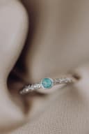 Detailfoto asring Round in zilver met harskleur — koesterjuweel met as van gftd. jewelry