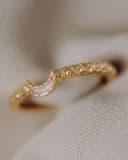 Detailfoto asring Moon in geelgoud verguld met harskleur — gftd. jewelry eigen atelier