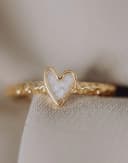 Detailfoto asring My Heart in geelgoud verguld met harskleur — gftd. jewelry eigen atelier