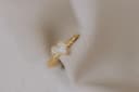 Bovenaanzicht asring My Heart geelgoud verguld met harskleur — hartjesmotief asring gftd. jewelry eigen atelier