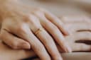 Asring My Heart in geelgoud verguld gedragen — hartjesring met as als liefdevol koesterjuweel