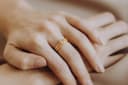Asring Rising Sun en Moon ring samen gedragen — zon en maan als koesterjuweel set in geelgoud verguld