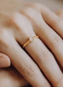 Asring Memento gedragen aan de vinger — organische ring met as van dierbare in geelgoud verguld