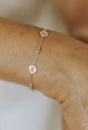 Gepersonaliseerde armband 4 bedels detail initialen en geboortestenen gftd. jewelry