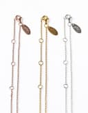 Close-up van ketting in drie kleuren geelgoud, zilver en rosé verguld gftd. jewelry