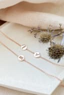 Initialen armband 2 bedels rose verguld gepersonaliseerd gftd. jewelry