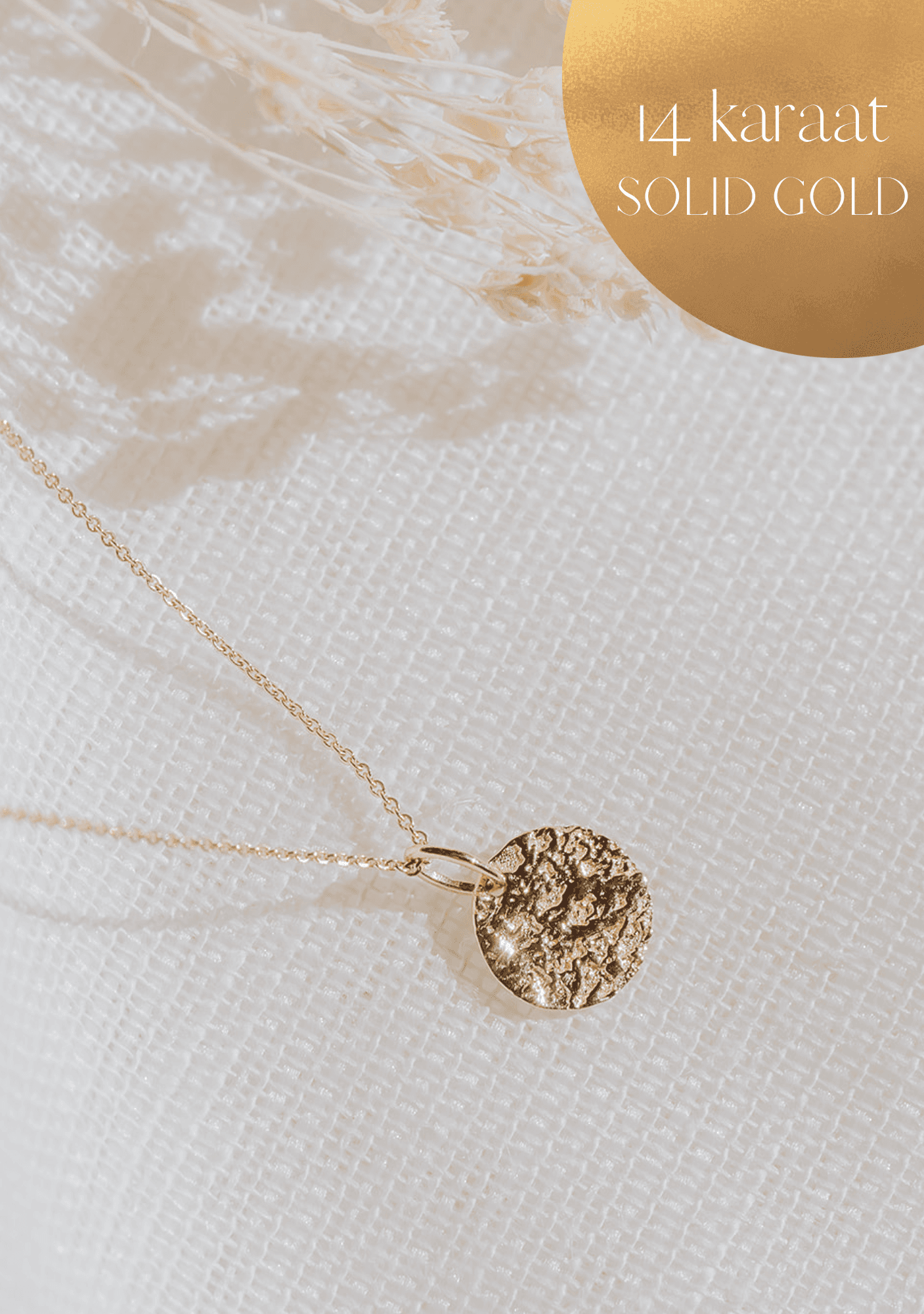 14 karaat gouden hanger 'Little Moon' | Gepersonaliseerde gouden hanger met gravure | gftd. jewelry