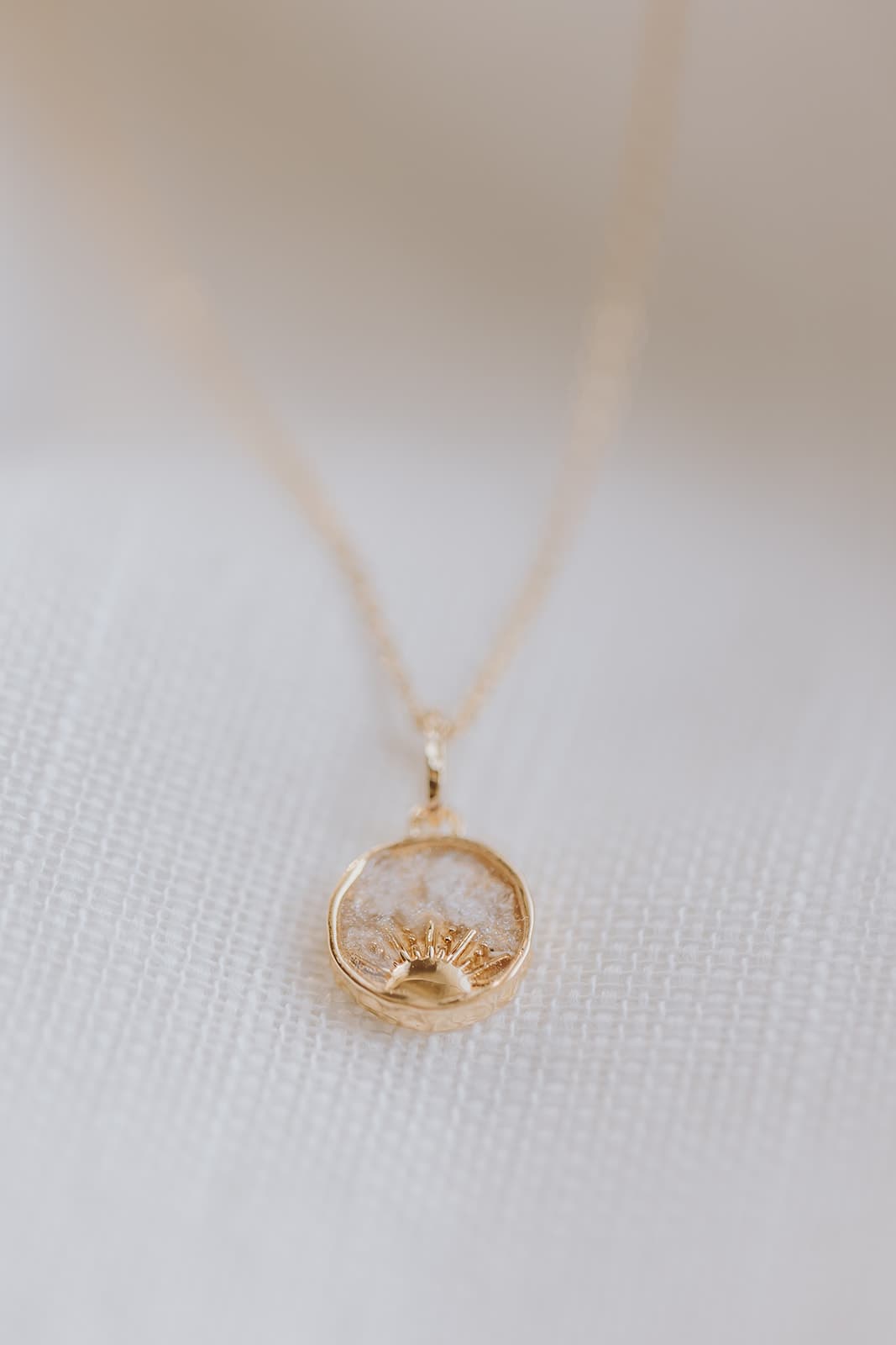 Asjuweel ketting 'Rising Sun' | Zonnesymbool met as verwerkt | gftd. jewelry